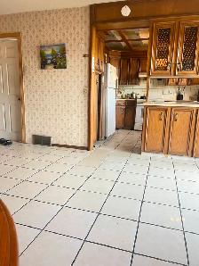 5 min Walk to Whitehorn Ctrain & Walmart Logistics &Near Airport
