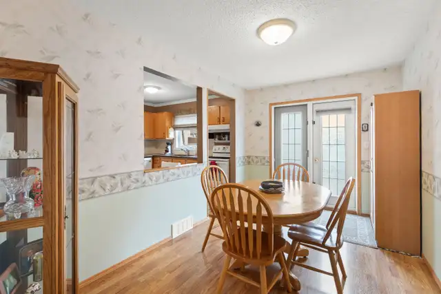 Long time owner of 38 years ready to sell! 3bdrm 1200sqft home! - Photo 4