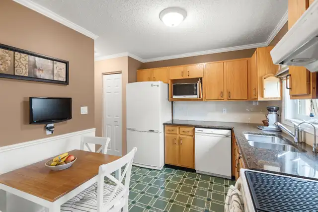 Long time owner of 38 years ready to sell! 3bdrm 1200sqft home! - Photo 5