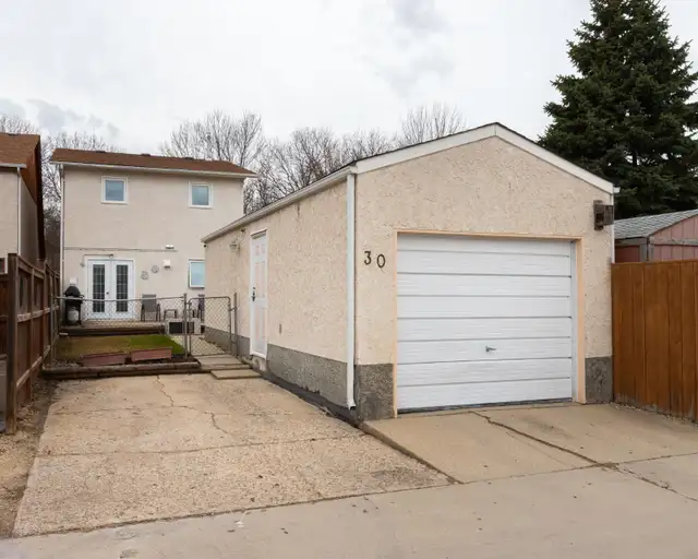 Long time owner of 38 years ready to sell! 3bdrm 1200sqft home! - Photo 10