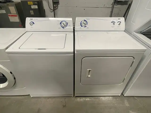 Laveuse sécheuse traditionnelles blanches Inglis
