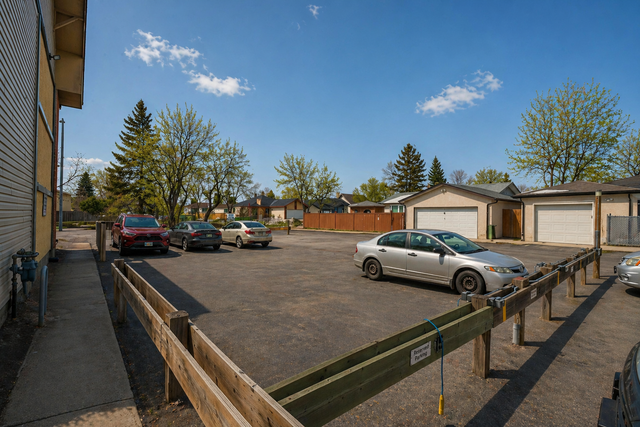 Beautifully Maintained 2bdrm Condo. Spacious & Functional Layout - Photo 2