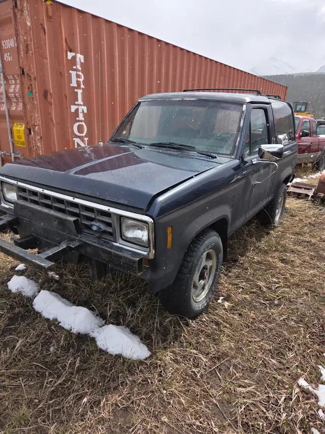 Two Ford Bronco II's for Sale. 1990 Eddie Bauer/1989 XLT. - Photo 4