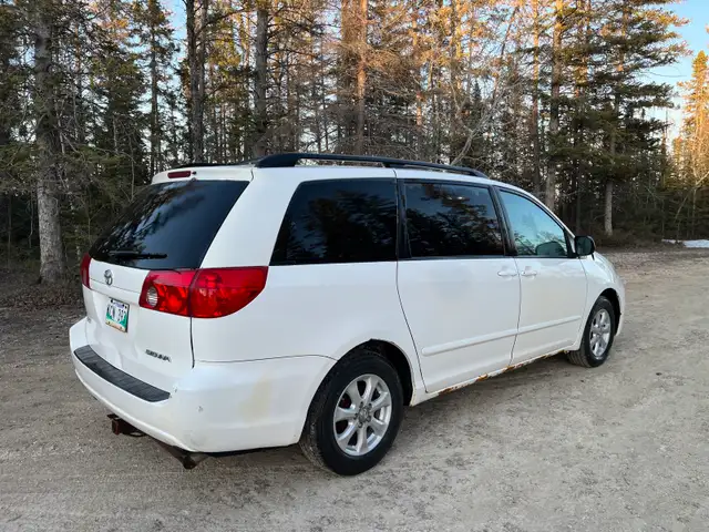 2007 Toyota Sienna LE - Photo 2