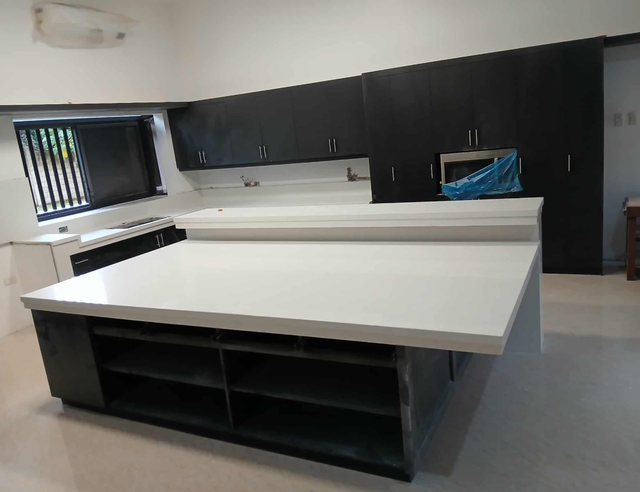 White Quartz Countertop - With Black Island - Photo 3