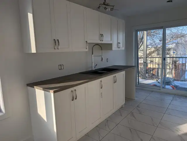 LONGUEUIL SUPER 4 1/2 RENOVE AVEC STATIONNEMENT $1795 DISPO - Photo 2