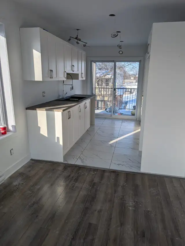 LONGUEUIL SUPER 4 1/2 RENOVE AVEC STATIONNEMENT $1795 DISPO - Photo 3
