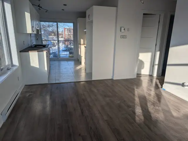 LONGUEUIL SUPER 4 1/2 RENOVE AVEC STATIONNEMENT $1795 DISPO - Photo 5
