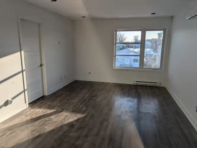 LONGUEUIL SUPER 4 1/2 RENOVE AVEC STATIONNEMENT $1795 DISPO - Photo 6