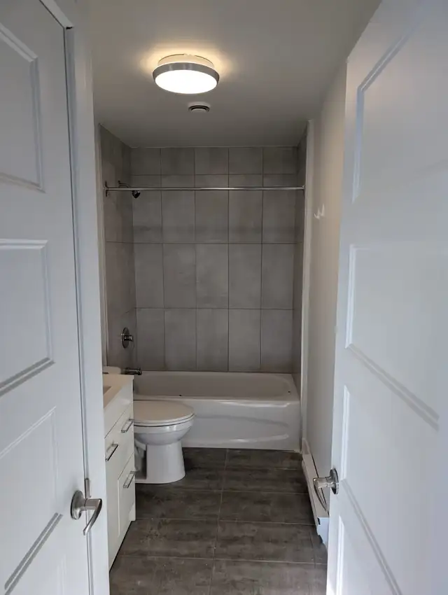 LONGUEUIL SUPER 4 1/2 RENOVE AVEC STATIONNEMENT $1795 DISPO - Photo 7