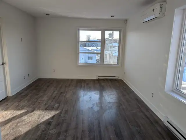 LONGUEUIL SUPER 4 1/2 RENOVE AVEC STATIONNEMENT $1795 DISPO - Photo 8