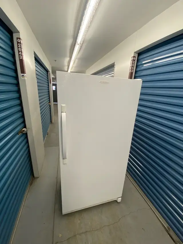 FRIDGDAIRE UPRIGHT FREEZER - Photo 3