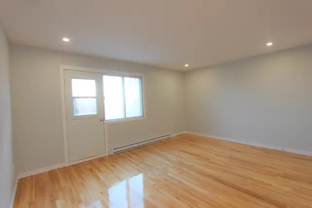 Haut de duplex, semi-meublé entre métros Langelier et Radisson - Photo 4
