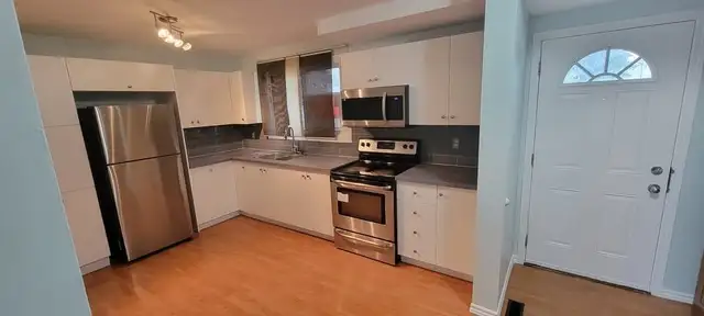 3 Beds 2 Baths Townhouse - Photo 2