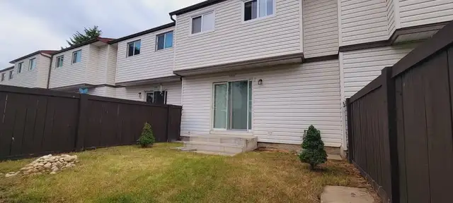 3 Beds 2 Baths Townhouse - Photo 4