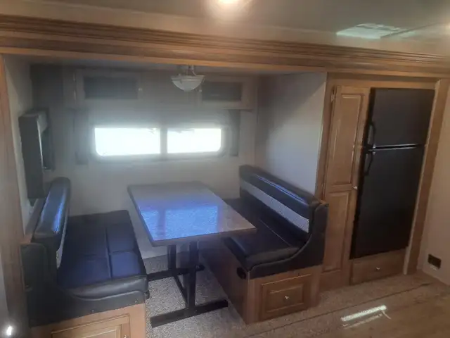 Premium Couples Trailer Rear Living Large Power Awning Clean - Photo 5