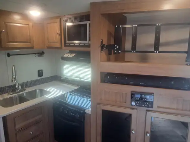 Premium Couples Trailer Rear Living Large Power Awning Clean - Photo 7