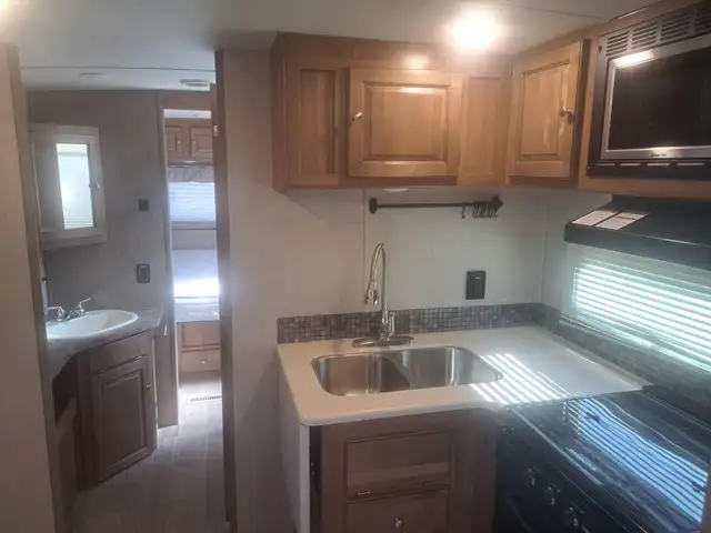 Premium Couples Trailer Rear Living Large Power Awning Clean - Photo 8