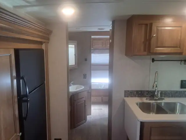 Premium Couples Trailer Rear Living Large Power Awning Clean - Photo 9