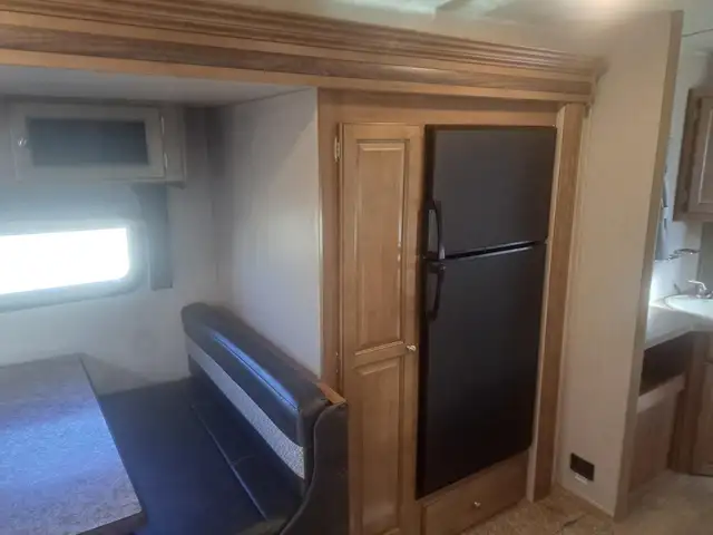 Premium Couples Trailer Rear Living Large Power Awning Clean - Photo 10