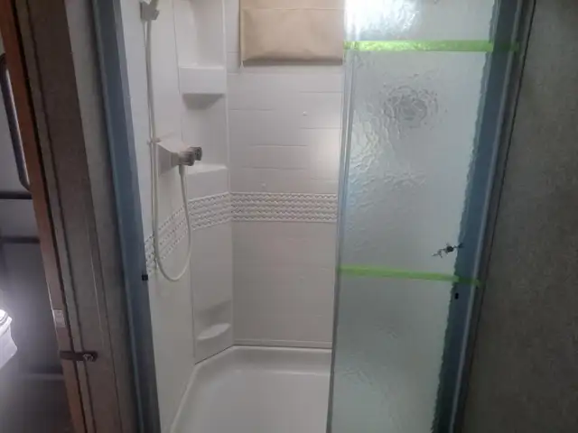 Premium Couples Trailer Rear Living Large Power Awning Clean - Photo 12