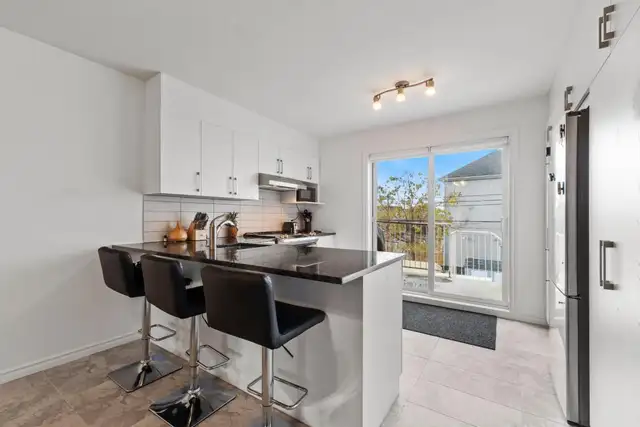 Grand logement 4 1/2 rénové à louer à Laval - Photo 2