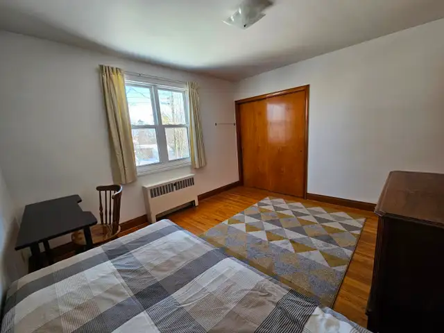 Three bedroom apt flexible lease start date - Photo 2