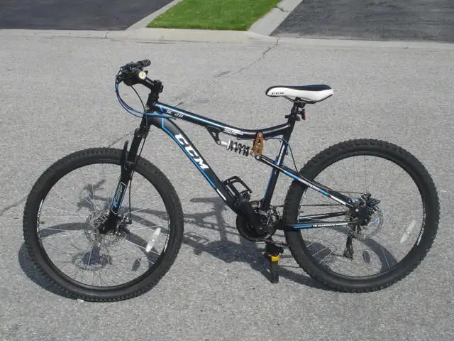 YES LIKE NEW ALUMINUM 26' CCM 21 SPD, DISC BRAKES & SUSPENSION! - Photo 3