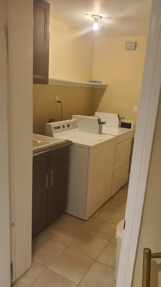 Beautiful basement apartment available. Middle of city. - Photo 8