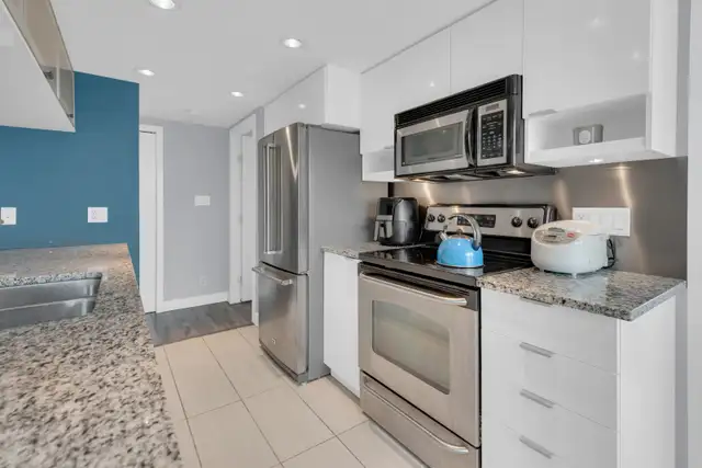 UPDATED 2 BED   DEN 2 BATH DOWNTOWN CALGARY BELTLINE CONDO - Photo 3