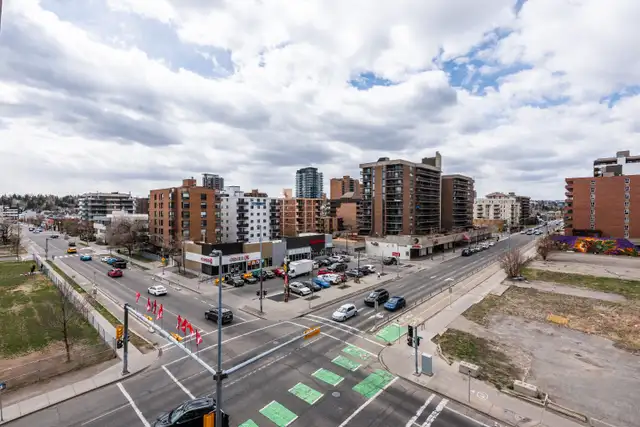 UPDATED 2 BED   DEN 2 BATH DOWNTOWN CALGARY BELTLINE CONDO - Photo 9