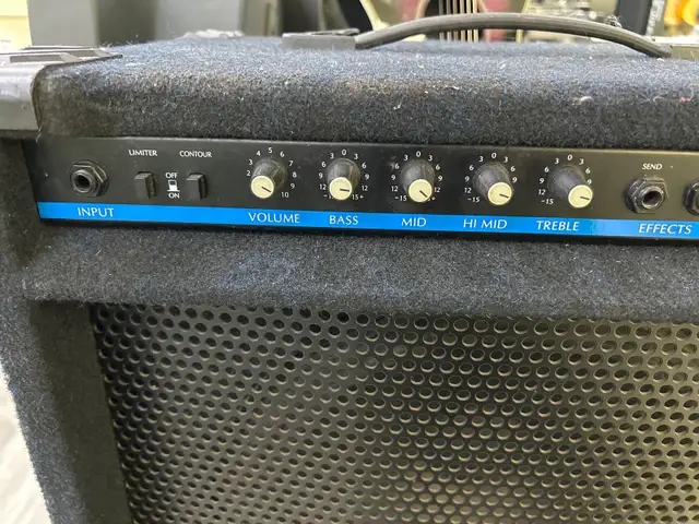Yorkville Y200B Bass Amplifier - Photo 2