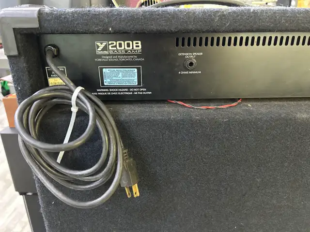 Yorkville Y200B Bass Amplifier - Photo 4