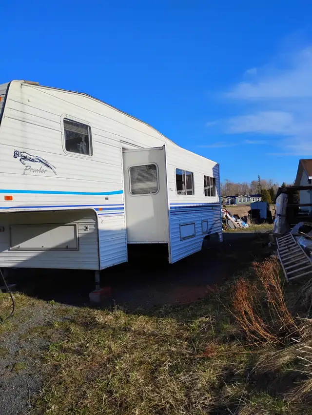 2000 prowler 5th wheel camper needs front fixed part - Photo 2