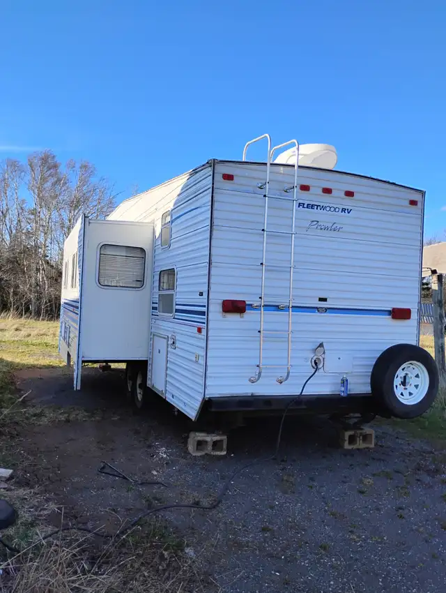 2000 prowler 5th wheel camper needs front fixed part - Photo 3