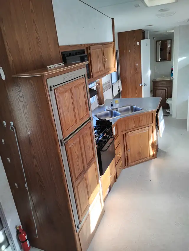 2000 prowler 5th wheel camper needs front fixed part - Photo 4