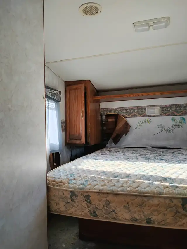 2000 prowler 5th wheel camper needs front fixed part - Photo 6