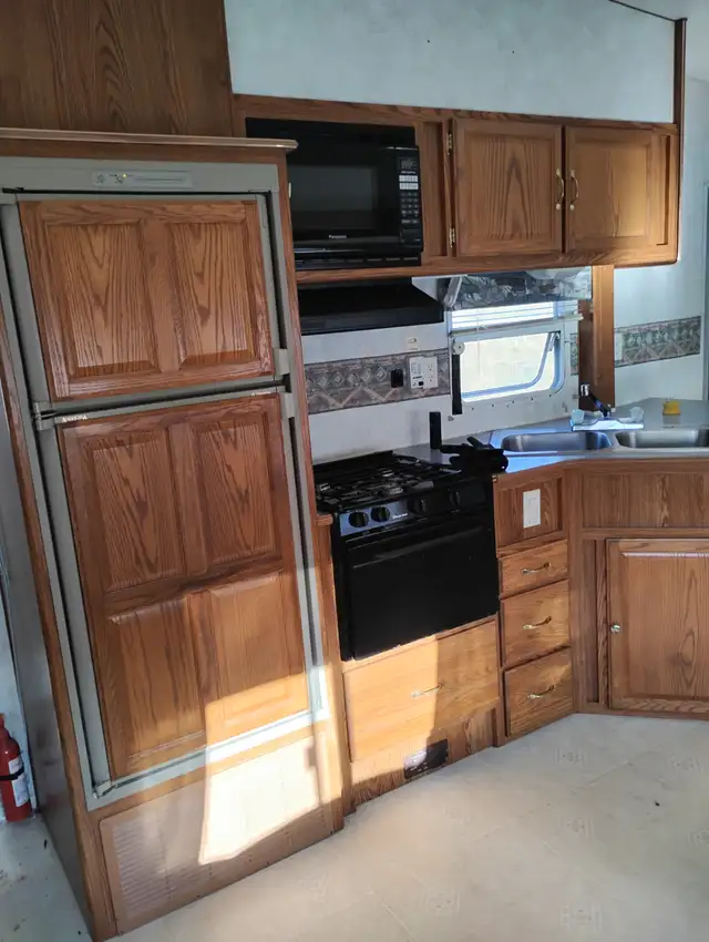 2000 prowler 5th wheel camper needs front fixed part - Photo 7