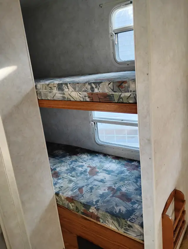 2000 prowler 5th wheel camper needs front fixed part - Photo 8