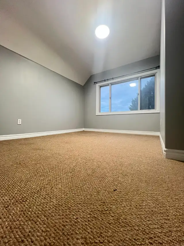 Renovated 3BR House Niagara Falls $1999 - Photo 2