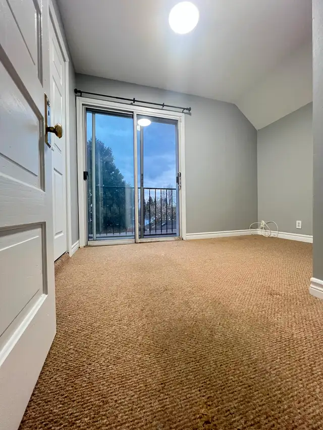 Renovated 3BR House Niagara Falls $1999 - Photo 3