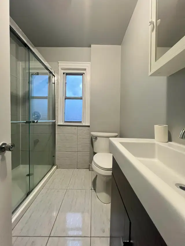 Renovated 3BR House Niagara Falls $1999 - Photo 4