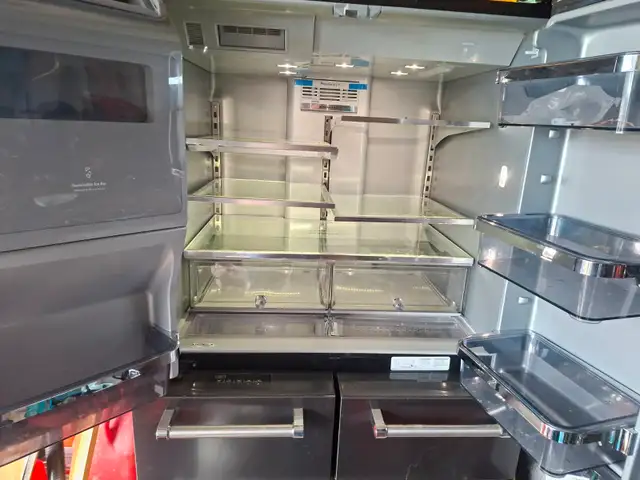 Fridge with ice maker and water filter. - Photo 2