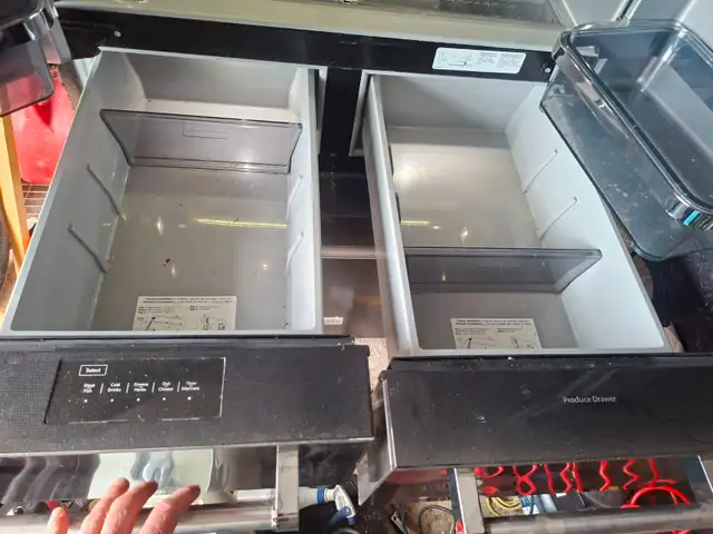 Fridge with ice maker and water filter. - Photo 4
