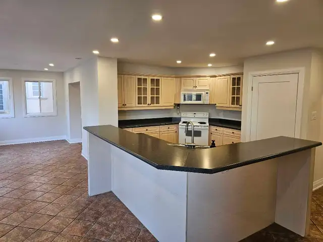 BEAUTIFUL 2 BEDROOM MAIN FLOOR HOUSE IN PICKERING - Photo 2