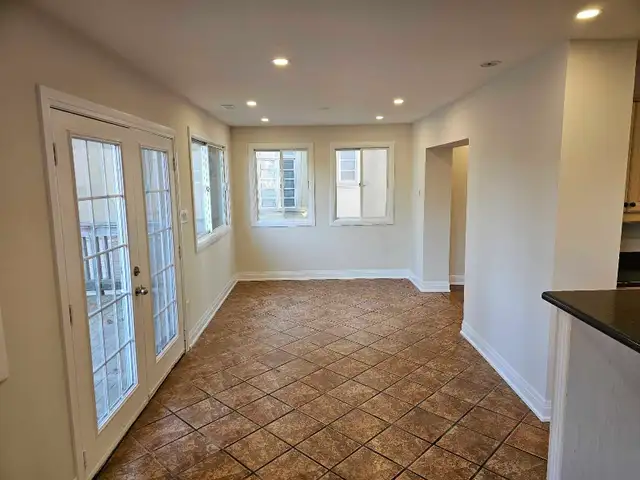 BEAUTIFUL 2 BEDROOM MAIN FLOOR HOUSE IN PICKERING - Photo 3
