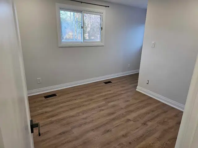 BEAUTIFUL 2 BEDROOM MAIN FLOOR HOUSE IN PICKERING - Photo 8