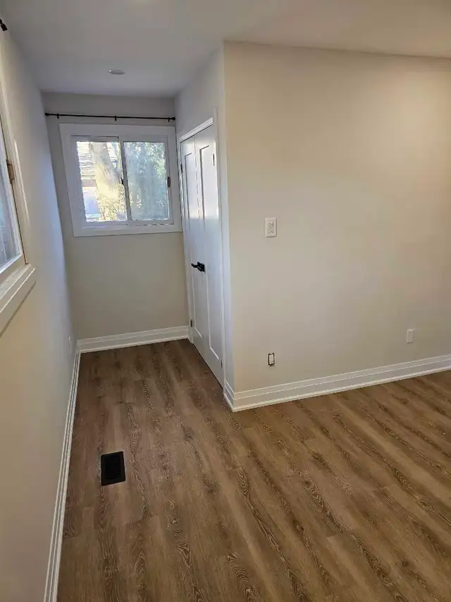 BEAUTIFUL 2 BEDROOM MAIN FLOOR HOUSE IN PICKERING - Photo 9