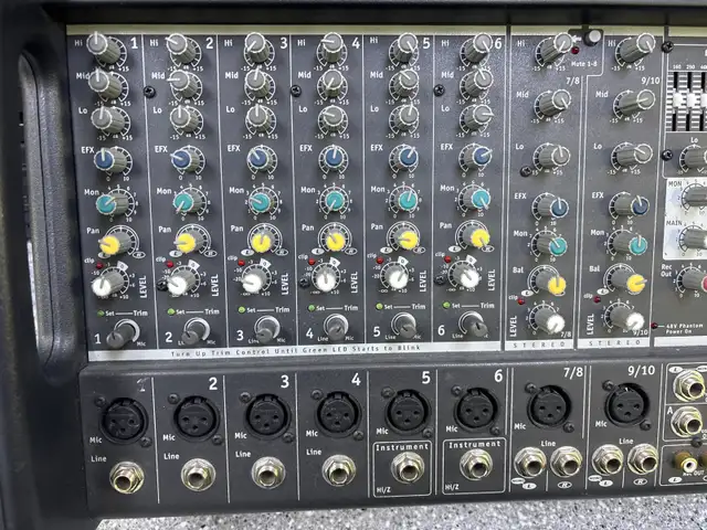 Yorkville M810 800 Watt 10 Channel Mixer - Photo 3