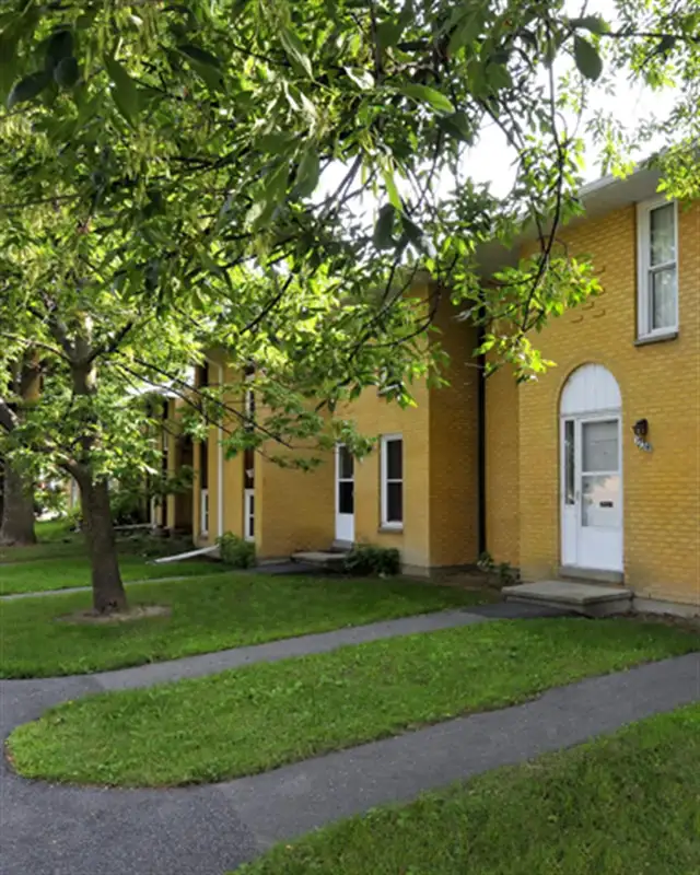 June 1st ~ 2 BEDROOM GARDENHOME ~ $1,999.00 - Photo 2